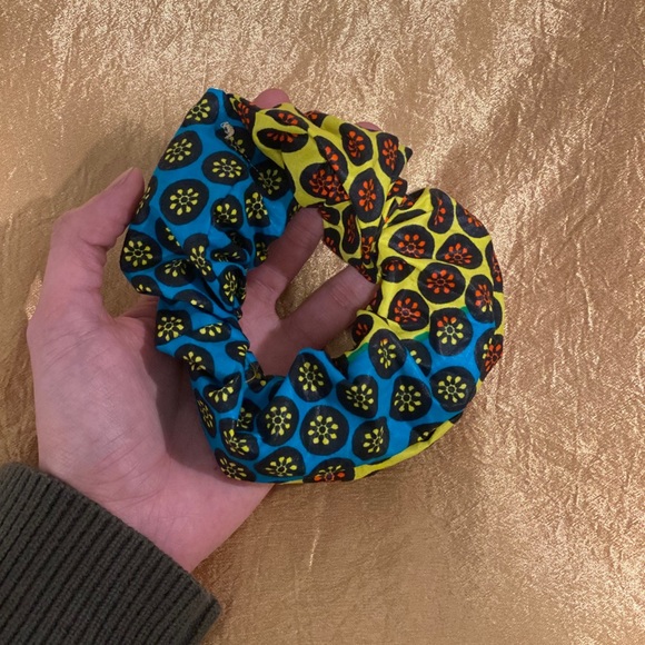 Handmade SCRUNCHIE - African Print - Picture 3 of 5